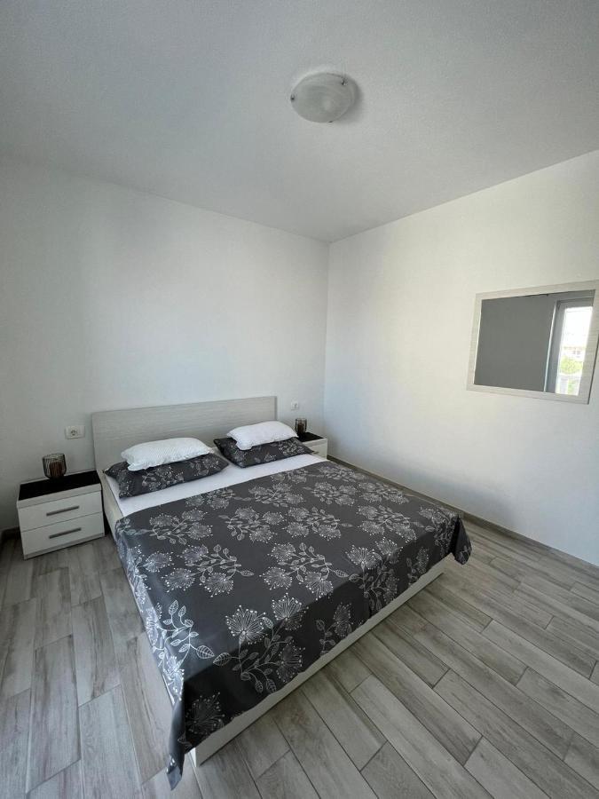 Apartments Villa Nova With Pool Makarska Exterior foto